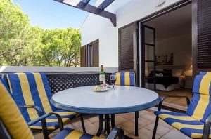 Balcony and BBQ at Pine Cliffs Apartment