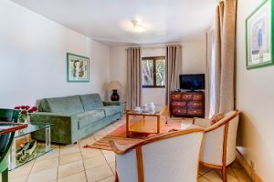 Lounge in Pine Cliffs Apartment